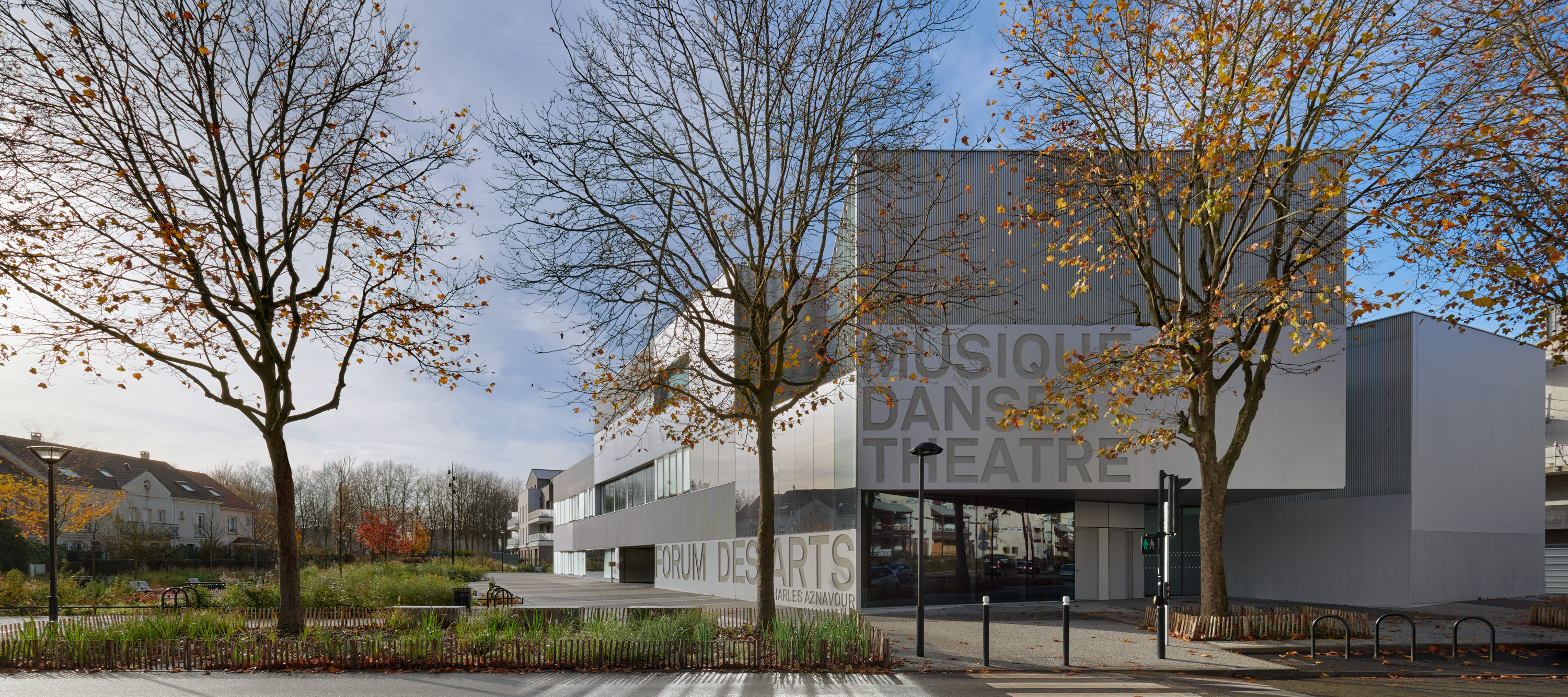 Forum des arts Charles Aznavour Image 1